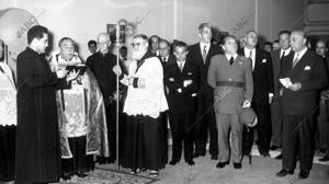 Inauguración de la nueva Casa de ABC de Sevilla en la calle Cardenal Ilundáin en 1958. Entre otros, el arzobispo Bueno Monreal y su padre Juan Ignacio